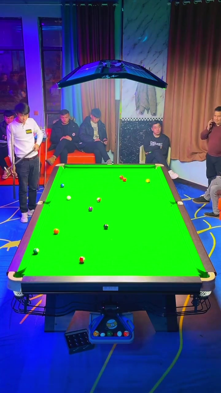 包含台球比赛现场：紧张激烈的对决的词条