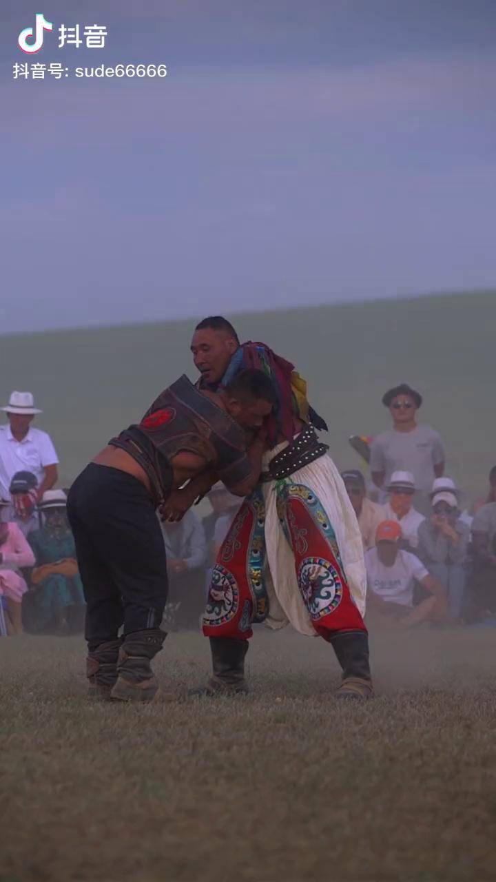 大型草原搏克比赛,蒙古族传统体育盛事的简单介绍 大型草原搏克比赛,蒙古族传统体育盛事的简单介绍